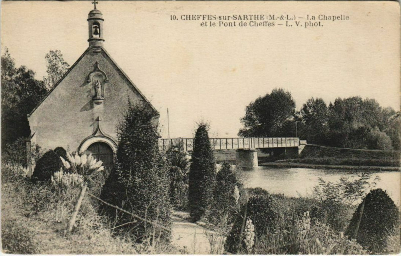 Carte postale ancienne Cheffes-Sur-Sarthe La Chapelle et Pont de Cheffes à Cheffes