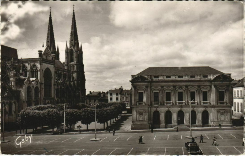 Carte postale ancienne Cholet Place Travot à Cholet