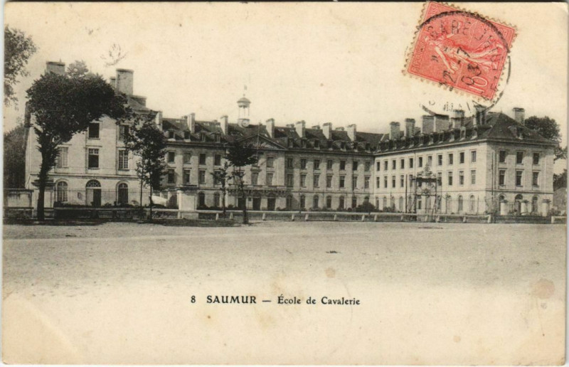 Carte postale ancienne Saumur Ecole de Cavalerie à Saumur