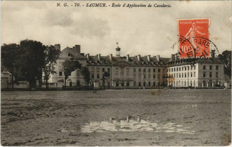 Carte postale ancienne Saumur Ecole de Cavalerie à Saumur
