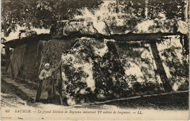 Carte postale ancienne Saumur Le grand Dolmen de Bagneux à Saumur
