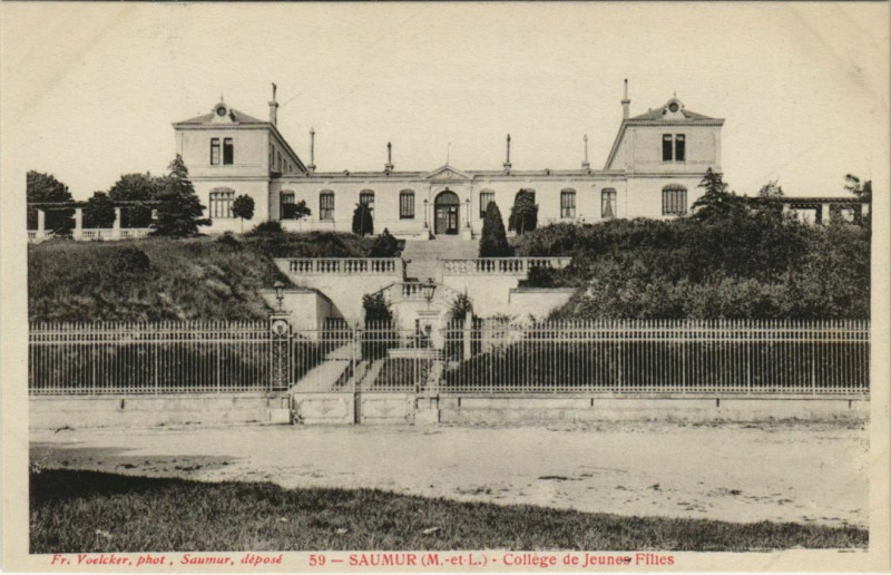 Carte postale ancienne Saumur College de Jeunes Filles à Saumur