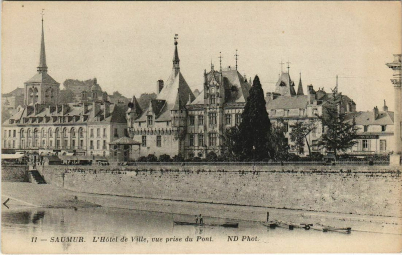 Carte postale ancienne Saumur hotel de Ville vue prie du Pont à Saumur