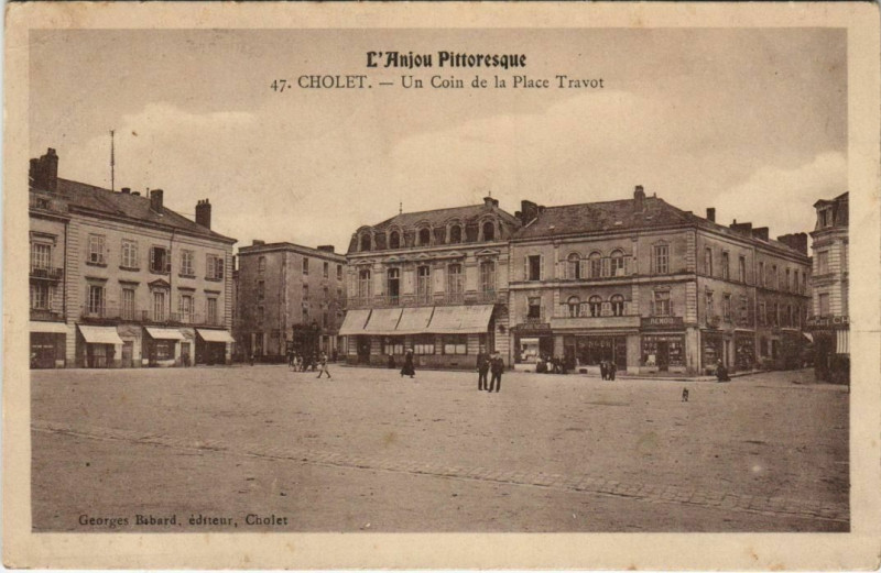 Carte postale ancienne Cholet Une coin de la place Travot à Cholet