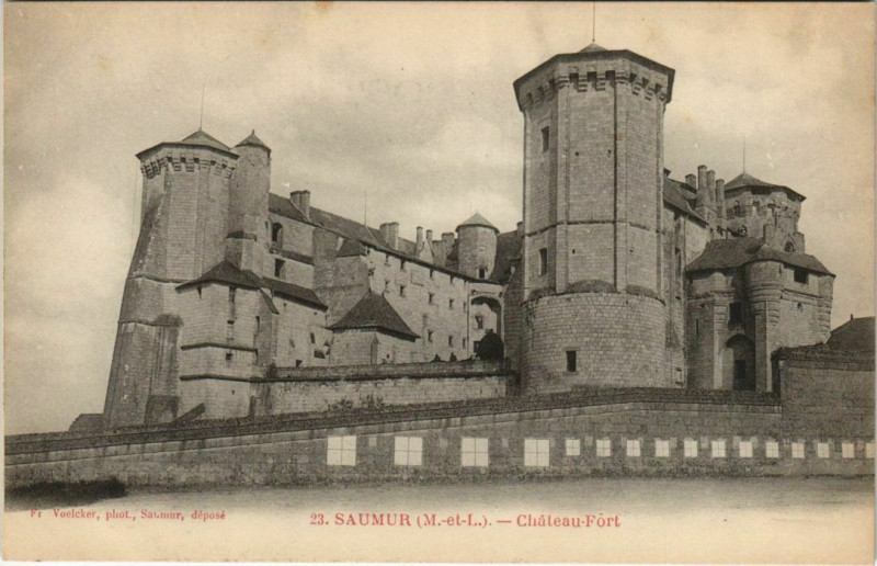 Carte postale ancienne Saumur Le Chateau à Saumur