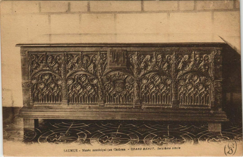 Carte postale ancienne Saumur Musée Municipal Grand Bahut à Saumur