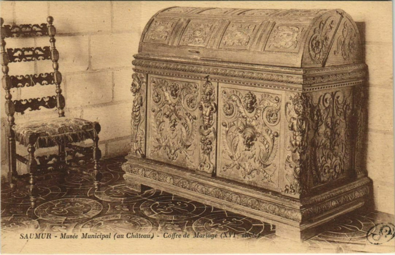Carte postale ancienne Saumur Musée Municipal Coffre de mariage à Saumur