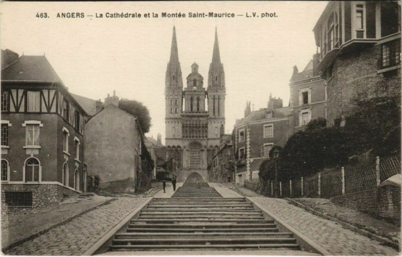Carte postale ancienne Angers La cathédrale Montée Saint-Maurice à Angers