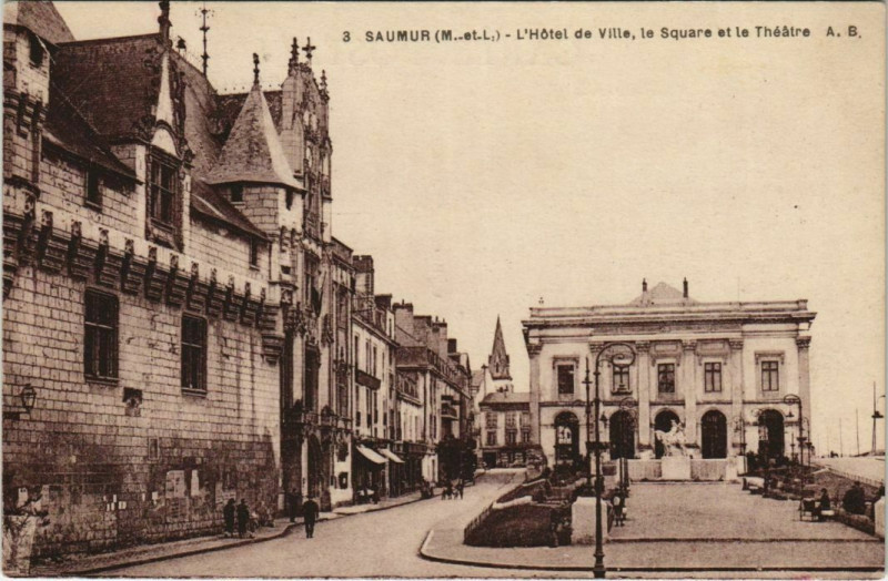 Carte postale ancienne Saumur hotel de Ville Square du Théatre à Saumur