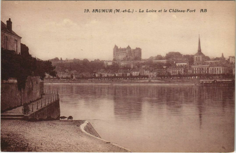 Carte postale ancienne Saumur La Loire et le Chateau à Saumur