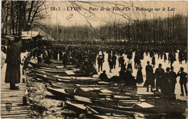Carte postale ancienne Lyon - Parc de la Tete d'Or - Patinage sur le Lac à Lyon