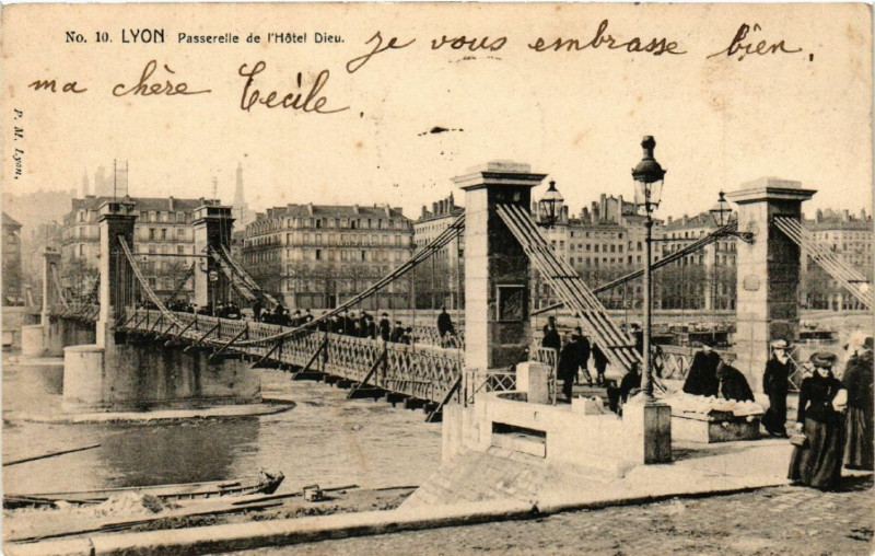 Carte postale ancienne Lyon - Passarelle de l'Hotel Dieu à Lyon