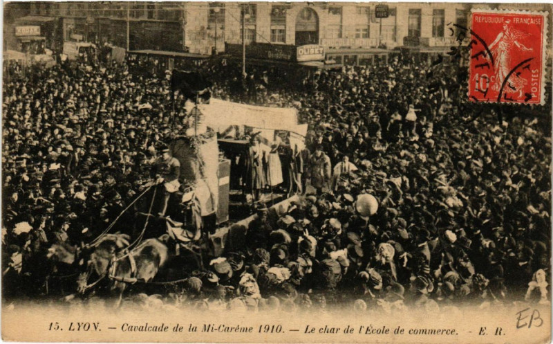 Carte postale ancienne Lyon Cavalcade de la Mi Careme 1910 Le char de l'Ecole de comme à Lyon