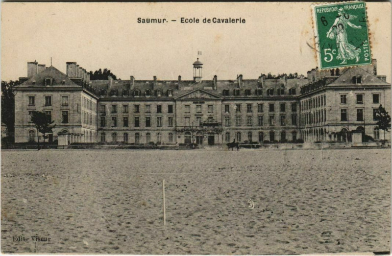 Carte postale ancienne Saumur Ecole de Cavalerie à Saumur