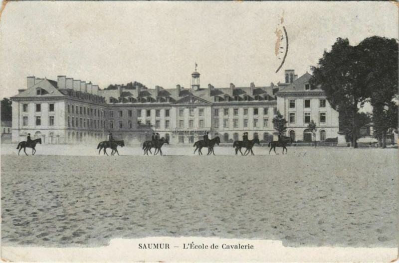 Carte postale ancienne Saumur Ecole de Cavalerie à Saumur