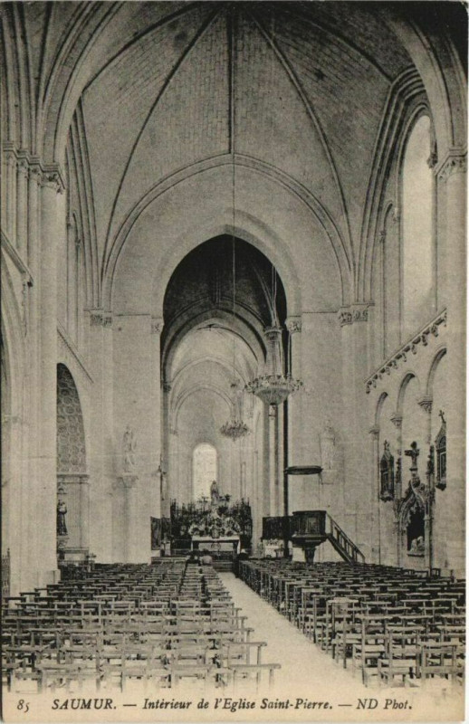 Carte postale ancienne Saumur Eglise Saint-Pierre Intérieur à Saumur