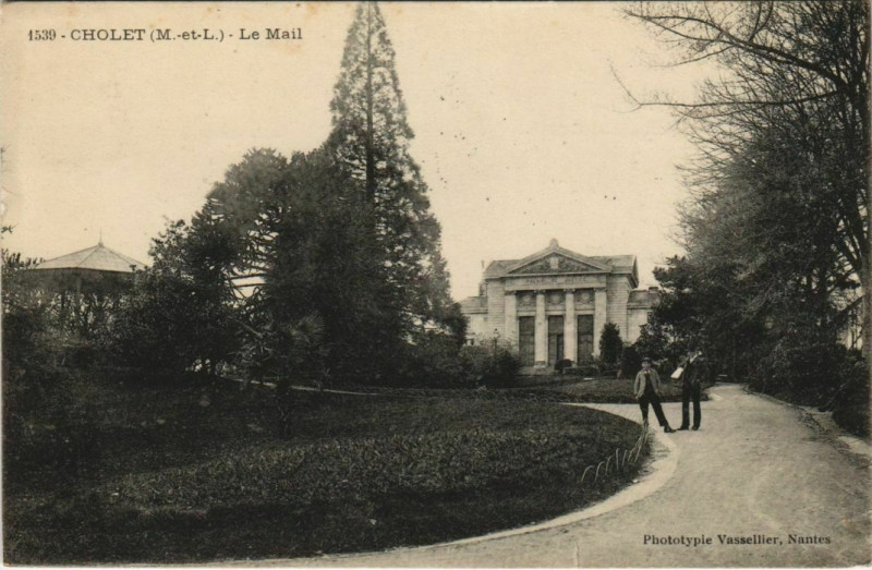 Carte postale ancienne Cholet Le Mail à Cholet