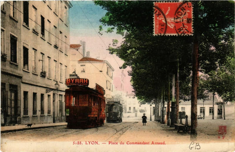 Carte postale ancienne Lyon - Place du Commandant Arnaud à Lyon