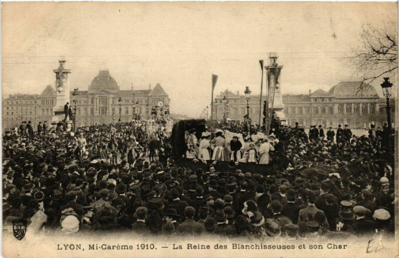 Carte postale ancienne Lyon - Mi Careme 1910 - La Reine des Blanchisseuses et son Char à Lyon