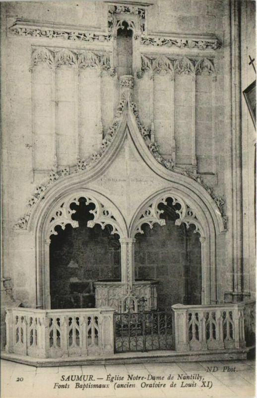 Carte postale ancienne Saumur Eglise de N.-D. De Nantilly Fonts baptismaux à Saumur