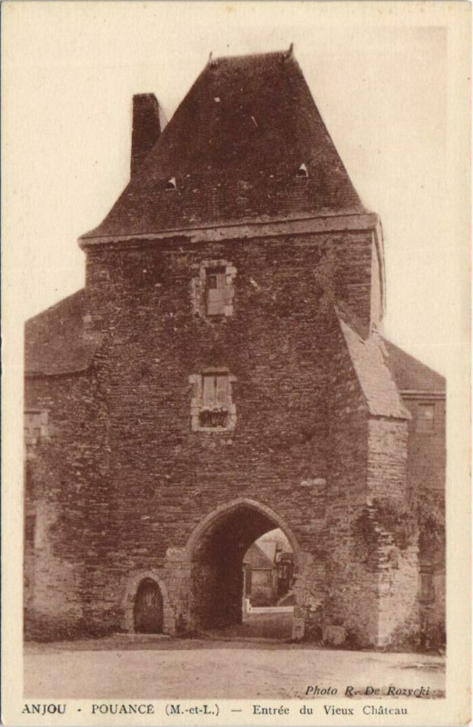 Carte postale ancienne Pouance Entrée du Vieux Chateau