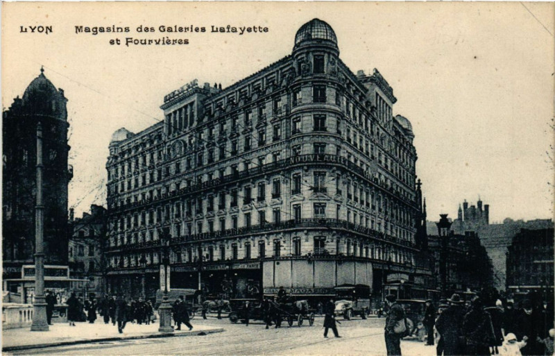 Carte postale ancienne Lyon - Magasins des Galeries Lafayettéet FOURVIEREs à Lyon