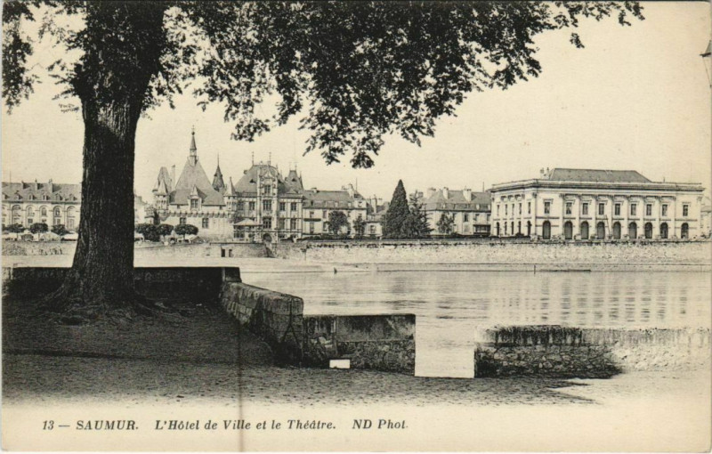 Carte postale ancienne Saumur hotel de Ville et le Théatre à Saumur