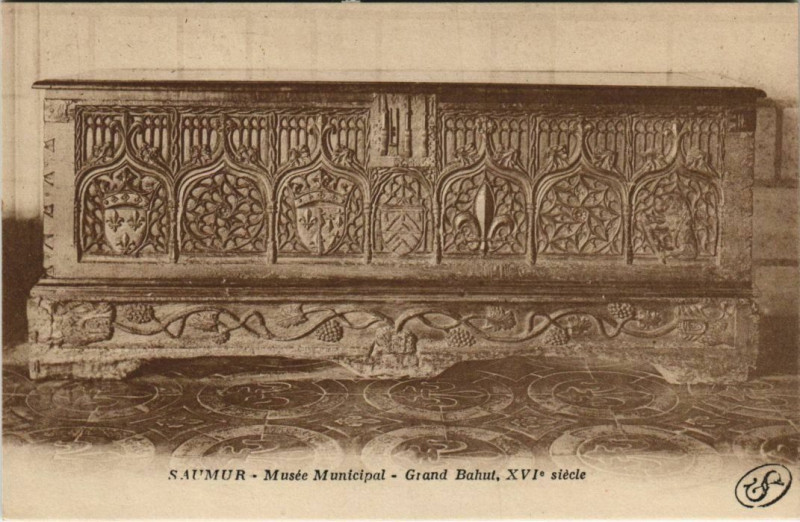 Carte postale ancienne Saumur Musée Municipal Grand Bahut à Saumur