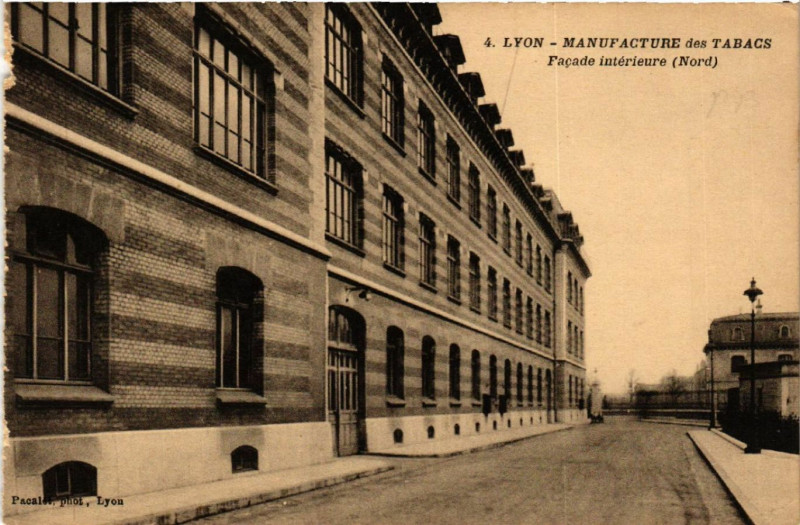 Carte postale ancienne Lyon - Manufacture des Tabacs à Lyon