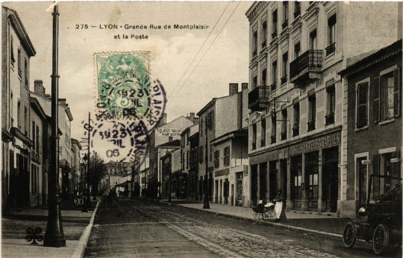 Carte postale ancienne Lyon - Grande Rue de Montplaisir et la Poste à Lyon