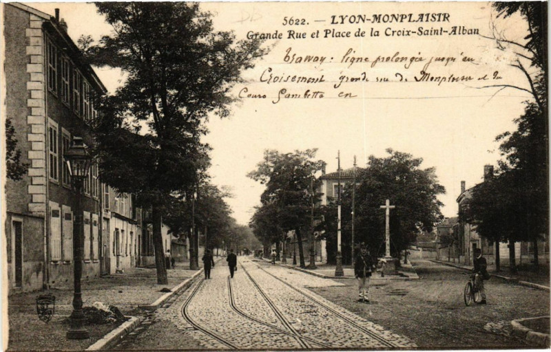 Carte postale ancienne Lyon - Montplaisir - Grande Rue et Place de la Croix Saint-Alban à Lyon