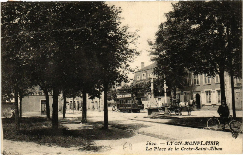 Carte postale ancienne Lyon Monplaisir - La Place de la Croix Saint-Alban à Lyon