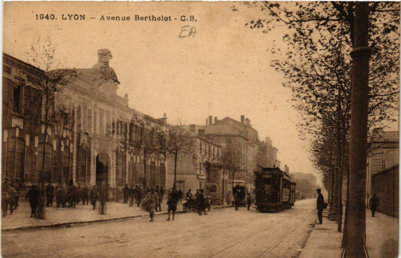Carte postale ancienne Lyon - Avenue Berthelot à Lyon