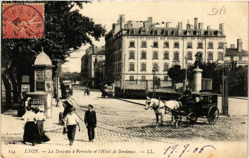 Carte postale ancienne Lyon - La Descente a Perrache et l'Hotel de Bordeaux à Lyon