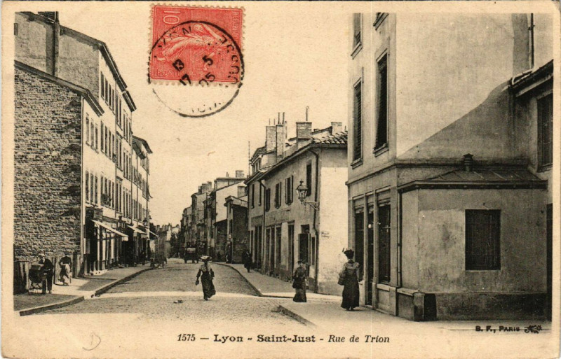 Carte postale ancienne Lyon - Saint-Just - Rue de Trion à Lyon