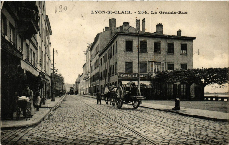 Carte postale ancienne Lyon - Saint-Clair - La Grande Rue à Lyon