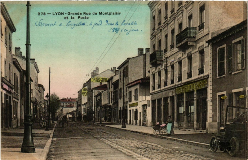 Carte postale ancienne Lyon - Grande Rue de Montplaisir et la Poste à Lyon