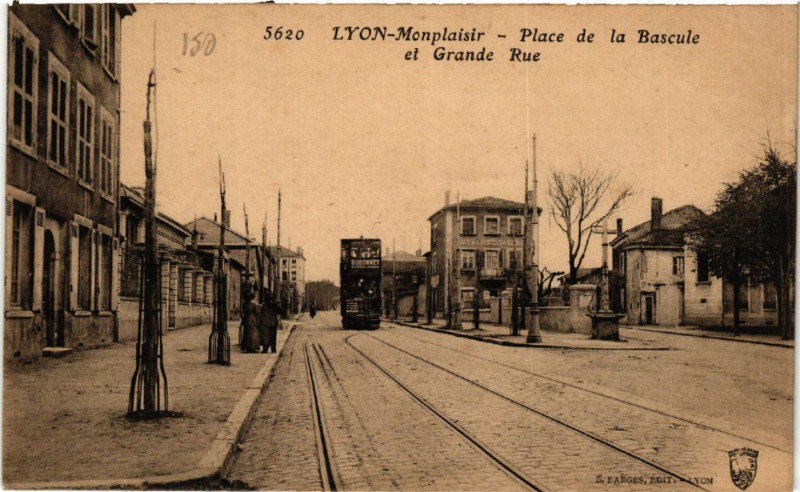 Carte postale ancienne Lyon Monplaisir - Place de la Bascule et Grande Rue à Lyon