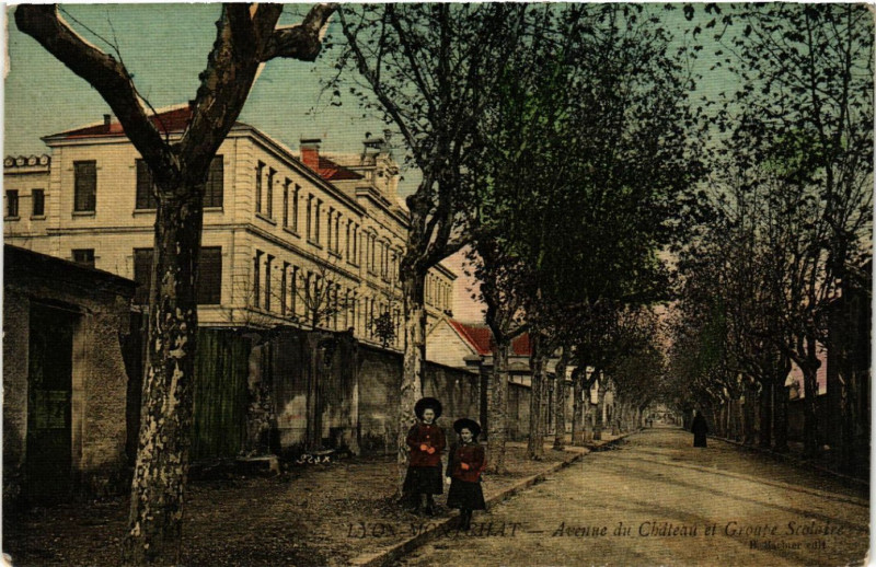 Carte postale ancienne Lyon Monchat - Avenue du Chateau et Groupe Scolaire à Lyon