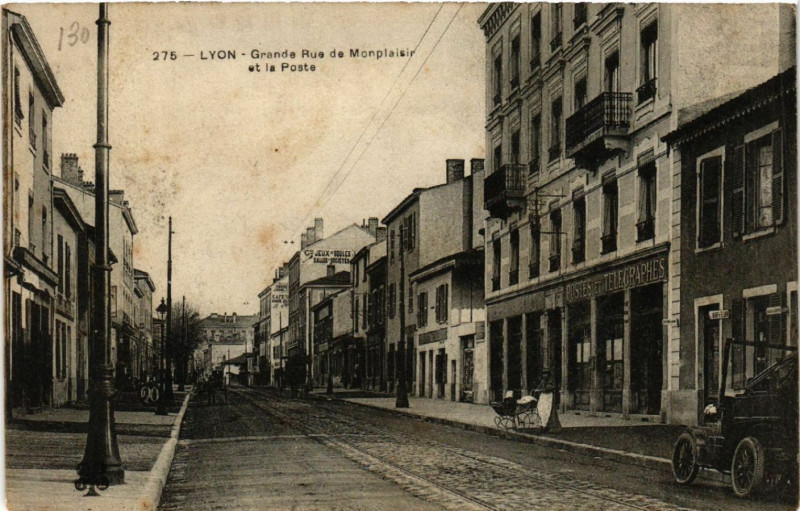 Carte postale ancienne Lyon - Grande Rue de Montplaisir et la Poste à Lyon