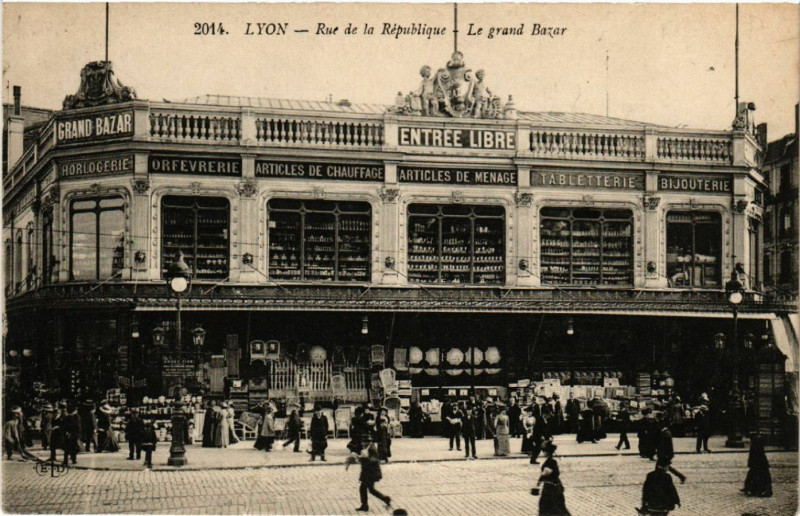 Carte postale ancienne Lyon - Rue de la Republique - Le Grand Bazar à Lyon