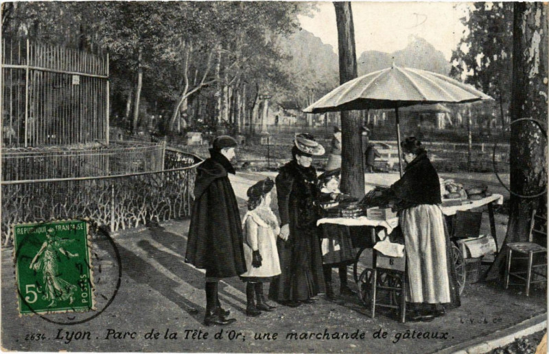 Carte postale ancienne Lyon - Parc de la Tete d'Or - Une marchande de gateaux à Lyon