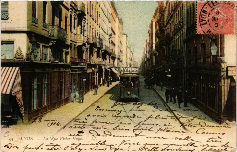 Carte postale ancienne Lyon - La Rue Victor Hugo à Lyon