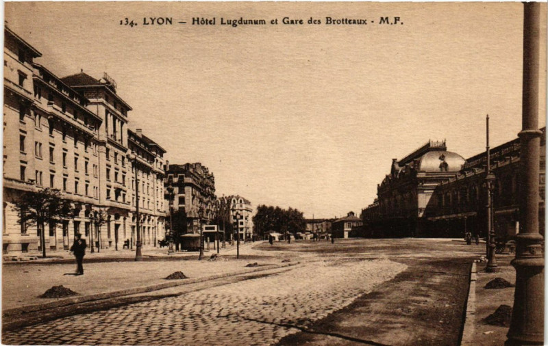 Carte postale ancienne Lyon - Hotel Lugdunum et Gare des Brotteaux à Lyon
