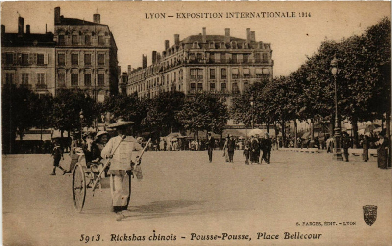 Carte postale ancienne Lyon - Expo internationale 1914 - Rickshas chinois à Lyon