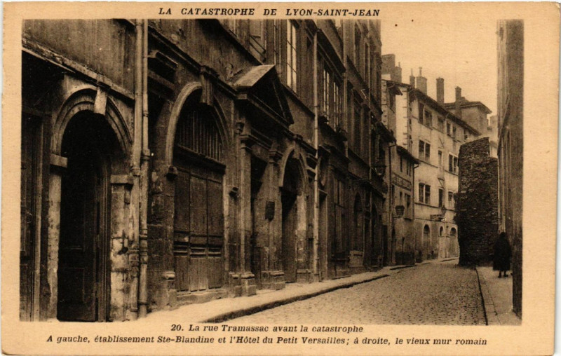 Carte postale ancienne Catastrophe De Lyon Saint Jean C'Est Entre L'Hotel Du Petit Versailles à Lyon
