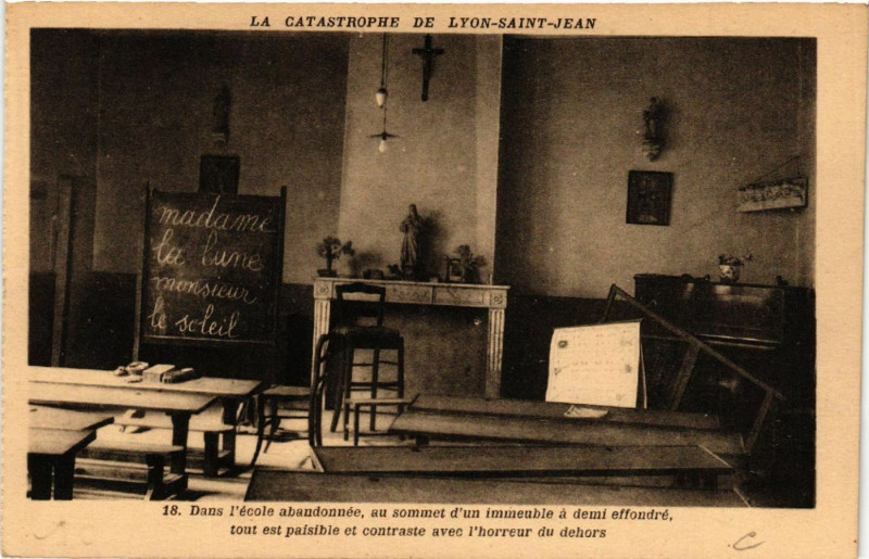 Carte postale ancienne La Catastrophe de Lyon-Saint-Jean - Dans l'Ecole abandonnée au som à Lyon