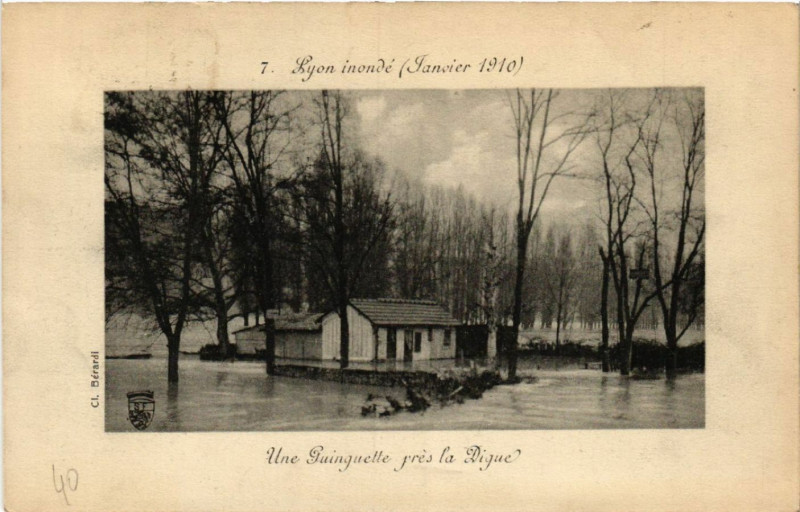Carte postale ancienne Lyon inondé - Une Guinguette près la Digue à Lyon