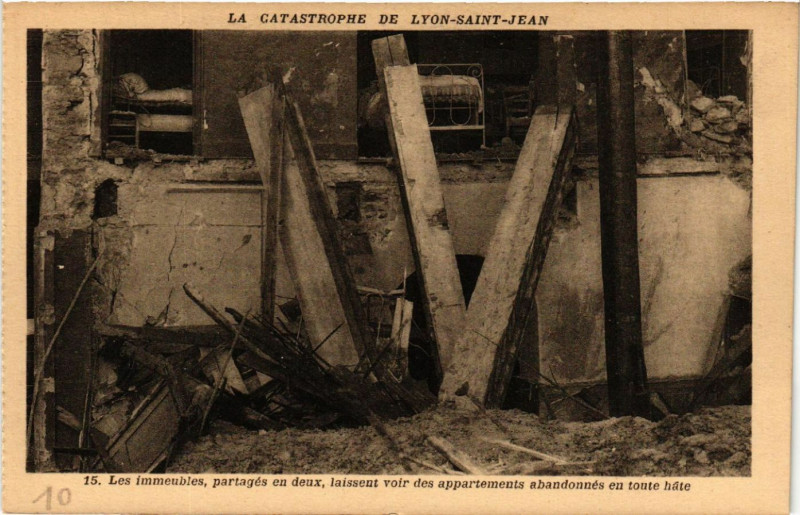 Carte postale ancienne La Catastrophe de Lyon-Saint-Jean - Les immeubles partages en deux à Lyon