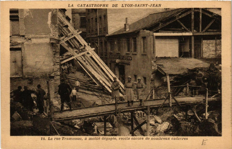 Carte postale ancienne La Catastrophe de Lyon-Saint-Jean - La rue Tramassac a moitie dega à Lyon